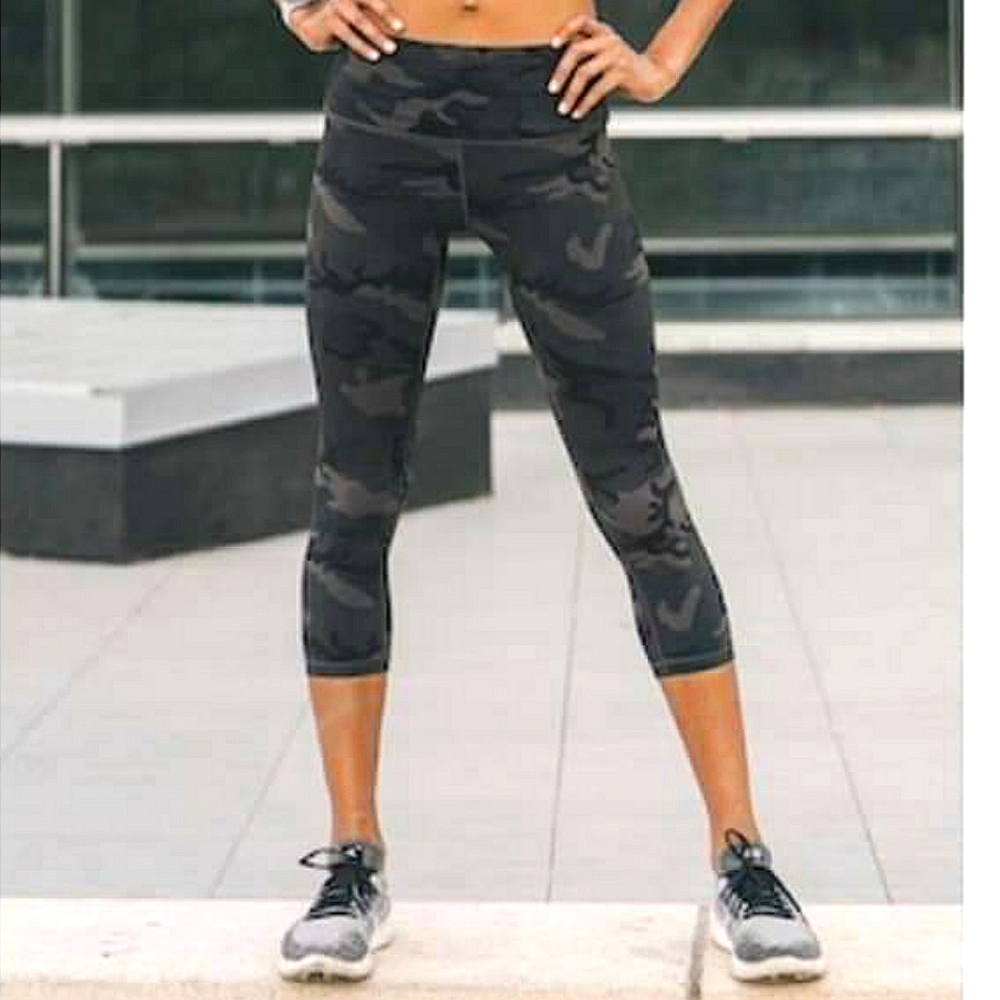 Zyia Forest Camo Luxe Hi-Rise Capri 20" EUC size 6-8